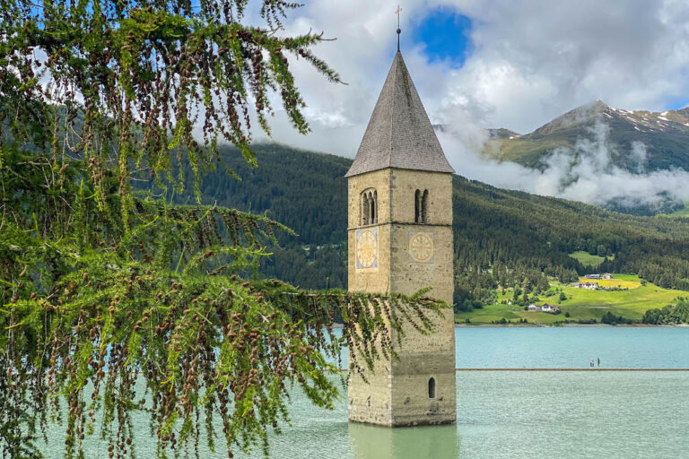 De verdronken kerk in de Reschensee
